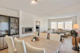 <strong>Op top locatie gelegen 2 slaapkamer</strong><strong>appartement</strong> van ca. <strong>92 m2</strong> met <strong>garage en terras te Hoevenen. </strong><br /><br />Indeling:<br />- Centrale inkomhal met <strong>veiligheidsdeur.<br /></strong>- Living op <strong>eiken parket, sfeeraard </strong>en invallend licht langs 2 zijden<br /><strong>- 2 slaapkamers</strong> (ca. 16m² & 10m²)<br />- <strong>Verzorgde badkamer</strong> met buitenraam.<br />- <strong>Apart toilet</strong><br /><br />Algemeen:<br />- Garage (€ 25.000,- bij aan te kopen)<br />- Recente ramen<br />- € 160 aan maandelijkse kosten: onderhoud van gang en voorschot water en verwarming!