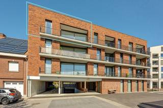 <strong>Recent (2019) instapklaar appartement met o.a. 2 slaapkamers, terras en autostaanplaats in het centrum van Turnhout. Conforme elektriciteit, E-peil E50 en asbestvrij.</strong><br />
<p><strong>Ligging:</strong> Centrale ligging in het centrum van Turnhout, met horeca, winkels, scholen, openbaar vervoer… op fiets- en wandelafstand. Ook de Nieuwe Kaai en het vennengebied liggen op enkele minuten van het appartement.</p>
<p><strong>Indeling: </strong>keuken, eetkamer, leefruimte, nachthal, eerste slaapkamer, badkamer, tweede slaapkamer, wasplaats, toilet, terras, ondergrondse autostaanplaats</p>
<p><strong>Omschrijving: </strong>Dit instapklare appartement (bouwjaar 2019) bevindt zich op de derde verdieping van Residentie Zomerlinde, midden in het centrum van Turnhout.</p>
<p>Via de inkomhal, waar voldoende ruimte is voor een kapstok of vestiairekast, betreedt u het appartement. De keuken, eetkamer en leefruimte vormen samen één ruime en open leefomgeving. De volledig uitgeruste keuken beschikt over een spoeltafel, keramische kookplaat, dampkap, combi-oven, koelkast met vriesvak en vaatwasser.</p>
<p>De leefruimte geniet van veel natuurlijk licht dankzij de brede raampartij over de volledige gevelbreedte. Het grote schuifraam geeft rechtstreeks toegang tot het zuidgericht terras.</p>
<p>Aansluitend bereikt u via de leefruimte de nachthal, die toegang biedt tot twee slaapkamers, een apart toilet, een wasplaats en de badkamer. De badkamer is uitgerust met een bad, douche en dubbele wastafel.</p>
<p>Daarnaast beschikt het appartement ondergronds over een privatieve staanplaats, waar u uw wagen steeds veilig en droog kan parkeren, evenals een praktische kelderberging. Beide zijn inbegrepen in de prijs.</p>
<p>De gemeenschappelijke kosten (provisie) bedragen €94,93/maand. Verder is de residentie voorzien van een collectief verwarmingssysteem op gas, waarbij uw persoonlijk verbruikt wordt opgemeten door een privatieve meter, zodat u enkel betaalt voor uw eigen verbruik.</p>
<p>Bijzondere informatieplicht: in aanvraag</p>