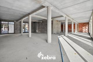 In het centrum van Oostrozebeke vinden we deze casco handelsruimte van 150m².<br /><br />De handelsruimte die nog volledig naar eigen wens kan ingedeeld worden is gelegen op het gelijkvloers van residentie 'Rosenbeca'. Daarnaast beschikt het pand over een uitstekende zichtbaarheid op een commerciële locatie. Door de grote raampartijen is deze ruimte ideaal als kantoor, praktijkruimte, handelspand en tal van andere mogelijkheden.<br /><br />Tot slot is er ook de mogelijkheid tot het aankopen van een garage en het aanpalend pand met een oppervlakte van 115 m² waardoor u van het geheel één grote ruimte kan maken.<br /><br /><strong>Kortom, bent u op zoek naar een multifunctioneel pand op een topligging te centrum Oostrozebeke?<br />Twijfel niet langer en leg vandaag nog uw bezoek vast!</strong>