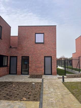 Parkwoning C3 (441) maakt deel uit van een knus en kleinschalig woonerf langs de Menenstraat in Wevelgem. Hier woon je rustig en groen, met winkels, scholen en verbindingswegen in de nabije omgeving.<br /><br />De moderne nieuwbouwwoning beschikt over:<br />✔ Open en lichtrijke leefruimte<br />✔ 3 volwaardige slaapkamers<br />✔ Private zuidwestgerichte tuin<br />Dankzij de gunstige oriëntatie geniet je optimaal van natuurlijk licht en avondzon in je eigen tuin.<br /><br /><strong>Energiezuinig en toekomstgericht</strong><br />Bij het ontwerp werd sterk ingezet op energie-efficiëntie en wooncomfort.<br /><br />De woning is uitgerust met:<br />✔ Warmtepomp (hernieuwbare energie)<br />✔ Ventilatiesysteem D met warmterecuperatie<br />✔ Doordachte isolatie en performante beglazing<br />Dit resulteert in een laag energieverbruik en een comfortabele woning die klaar is voor de toekomst.<br /><br /><strong>Casco of volledig afgewerkt</strong><br />Parkwoning C3 is te koop:<br />✔casco (tot en met pleisterwerken, terrassen en tuin), zodat je zelf de afwerking bepaalt<br />✔of volledig afgewerkt. Wij kunnen deze volledig naar uw smaak verder afwerken binnen de 4 à 6 maanden.<br />Dus nu beslissen = verhuizen bij akte.<br /><br /><strong>Garage of (overdekte) parkeerplaats</strong> kan bij gekocht worden.<br /><br /><strong>Interesse in een bezoek of meer informatie?</strong><br />Contacteer vrijblijvend onze bouwadviseur Steven via steven@lapeirre.be of +32 51 26 36 86.<br /><br /><em><span>De vermelde prijzen zijn exclusief registratierechten (12%) en exclusief BTW (21%)</span></em>