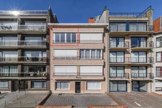In de Oostendelaan te Sint-Idesbald (Koksijde), in het centrum op wandelafstand van alle faciliteiten en het strand, vinden we dit instapklaar appartement te huur. Het appartement werd in 2023 volledig en kwalitatief gerenoveerd. Een absolute parel aan zee!INDELING:&gt; Derde verdieping:- Inkomhal met apart toilet;- Lichtrijke leefruimte (zuidgericht) met een mooi uitzicht over Sint-Idesbald;- Volledig ingerichte keuken voorzien van dubbele spoelbak, inductiekookplaat, dampkap, vaatwasmachine en koelkast. Keukenblad in keramiek;- Badkamer met inloopdouche, lavabo met wasmeubel en handdoekdroger;- 2 slaapkamers met aanpalend terras;&gt; In de kelderverdieping is een ruime privatieve kelder en fietsenberging aanwezig.TROEVEN:- TOPlocatie;- Energiezuinig EPC B (149 kWh/(m² jaar));- Instapklaar afgewerkt;- Lift aanwezig in het gebouw- €60 provisie maandelijks voorschot gemeenschappelijke delenBen je geïnteresseerd in dit pand te huur in Koksijde? Ga naar de website www.dewaele.com, klik op het pand dat je wenst te huren. Via de rode knop "vraag je bezoek aan" vragen we u kort een profiel in te vullen. Daarna nemen we contact op voor een bezoek. Telefonisch kunnen er geen afspraken gemaakt worden.