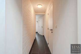 Instapklaar gelijkvloers appartement met terras800€ en geen Syndic kosten.Dit instapklare gelijkvloerse appartement met 1 slaapkamer combineert...