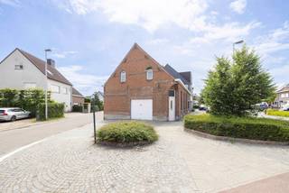 Te renoveren woning met mogelijkheid tot 4 slaapkamers nabij het centrum van Nijlen.Indeling GLV: inkom, woonkamer, keuken, inpandige garage,...