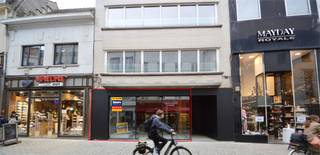 Recent vernieuwd commercieel gelijkvloers te huur, gelegen in het centrum, vlakbij de Grote Markt op een toplocatie met véél passage!De winkel heeft...