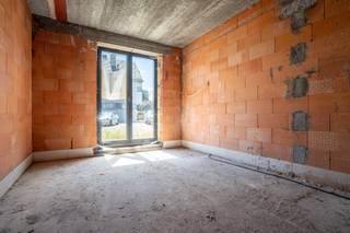 Casco handelspand met mogelijkheden<br /><br />Verkoop onder registratierechten<br /><br />Grote polyvalente ruimte<br /><br />Mog. tot aankopen parkeerplaatsen