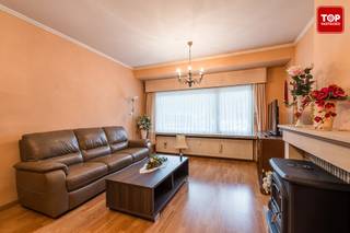 Op een toplocatie, in een rustige en aangename buurt vlak bij het bruisende stadscentrum, vindt u dit gelijkvloers appartement met veel potentieel.<br /><br />Het appartement beschikt over een lichtrijke leefruimte, een keuken en badkamer die goed in orde zijn, twee volwaardige slaapkamers en een kleine koer met handige achteringang. Ideaal voor wie graag wat buitenruimte heeft in de stad.<br /><br />Hoewel het appartement instapklaar is, kan het met een opfrissing volledig naar eigen smaak worden ingericht.<br /><br />Praktisch:<br /><br />-2 slaapkamers<br /><br />-Badkamer en keuken in goede staat<br /><br />-Kleine koer met achteruitgang<br /><br />Syndicale kosten: +- €200/maand<br /><br />Op wandelafstand van het centrum en alle voorzieningen<br /><br />Beschikbaar bij akte!<br /><br />Contacteer Top Vastgoed voor een bezoek op 0475 700 700