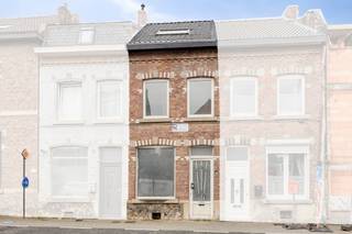 Are you looking for a unique home opportunity in the historic heart of Belgium's oldest city? This charming house on the Maastrichtersteenweg in Tongeren was completely renovated in 2020 with an eye for detail. Thanks to the thorough renovation, you can enjoy modern living comfort here, with all center facilities within walking distance.This property stands out for its special architectural structure. Although the façade width is 3.5 meters, the impressive plot depth of no less than 51 meters provides a surprising sense of space and a unique, vertical living experience with a loft feel. The south-facing garden is a nice, private outdoor area where you can enjoy the sun all day long.The layout of this house in Tongeren is as follows:- Basement: A practical storage cellar that offers extra storage space.- Ground floor: An inviting entrance hall that leads to the bright living space. The open, modern kitchen is equipped with all contemporary appliances and connects seamlessly to the dining room with a view of the expansive garden.- First floor: Here is a spacious bedroom and a completely renovated bathroom equipped with modern sanitary facilities.- Second floor: A full floor with a second spacious room.During the renovation in 2020, the entire technical installation was renewed. The house is heated with natural gas (radiators). In addition to the new heating, roof insulation has also been installed and high-quality windows have been installed, which contributes to favourable energy consumption.This ready-to-move-in house is currently for sale and offers a perfect balance between urban dynamism and modern living comfort.Register of measures: no