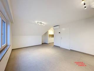 Dit gerenoveerde dakappartement biedt een comfortabele en aangename woonomgeving. Het appartement beschikt over één volwaardige slaapkamer, een apart gastentoilet en een lichtrijke leefruimte. Op het terras kunt u in alle rust genieten.<br /><br />Dankzij de renovatie combineert het appartement hedendaags wooncomfort met een nette afwerking. De rustige ligging is een absolute troef, terwijl het centrum van Brugge zich op slechts een boogscheut bevindt. Winkels, openbaar vervoer en andere voorzieningen zijn vlot bereikbaar, zonder in te boeten aan privacy en rust.<br /><br />Dit dakappartement is ideaal voor wie rustig wil wonen met alle stadsfaciliteiten binnen handbereik.<br /><br />€80 forfait A.O.