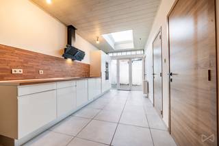 Charmante maison 3 chambres avec PEB D et électricité conforme !Située à proximité de toutes les commodités, cette maison offre un cadre de vie...