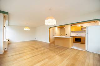 Te midden de gezellige Sint-Andrieswijk tussen het Zuid en de Grote Markt, bevindt zich dit smaakvol gerenoveerd twee slaapkamer appartement met zicht op Den Oever en Sint-Jansvliet. <br />Ontworpen met oog voor detail, biedt dit appartement u rust, licht en ruimte. De keuze voor natuurlijke materialen in combinatie met zachte texturen versterkt dit effect des te meer. <br /><br />Indeling: <br />U betreedt het appartement via de discrete inkomhal met gastentoilet en royale bergruimte met aansluiting voor wasmachine/droogkast. De ruime en uiterst lichte zuid-west georiënteerde leefruimte baadt in het licht en doet u genieten van unieke zichten. <br />Aansluitend treft u de ingerichte keuken aan, voorzien van alle toestellen waaronder koelkast, vaatwasser, oven, kookplaat, ... <br /><br />Vanuit de hal heeft u toegang tot de twee ruime slaapkamers. <br />De master slaapkamer werd voorzien van ingemaakte kasten en een ensuite badkamer met wastafel, ligbad, toilet en douche<br />De tweede slaapkamer van ca 12m2 is eveneens voorzien van een ensuite badkamer met wastafel en douche <br /><br />Tot slot voorziet het appartement in een handige privatieve kelder en een inpandige autostaanplaats welke te koop wordt aangeboden aan 55.000 euro. <br /><br />Troeven: <br />- uitzonderlijke locatie<br />- instapklaar<br />- uiterst licht hoekappartement<br />- gunstige EPC score