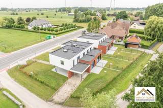 Deze prachtige BEN-woningen, is de laatste die nog te koop staat en ligt net over de grens van Lokeren, vormen een bijzonder ijkpunt in het landschap. Hun moderne architectuur is gecombineerd met een uitstekende materiaalkeuze en een doordachte indeling. Via een eigen ruime oprit, deze MET CARPORT, kom je tot aan een dubbele toegang : enerzijds is er een ruime fietsenberging die je via de technische ruimte met veel plaats voor oa. wasmachine tot in de keuken brengt, en anderzijds is er een mooie inkomhal (met gastentoilet) waar je je vrienden en familie in stijl ontvangt. Zo kom je ook verder tot in de zeer lichtrijke leefruimte met klassevolle open keuken, met de bijzondere aandachtstrekker die het landelijke achterland vanuit elke hoek van de ruimte vormt. De gevelbrede en hoge raampartij achteraan zorgt ervoor dat de omgeving bijna letterlijk de woning wordt binnengetrokken. Op de eerste verdieping is er rond de ruime overloop plaats voor drie mooie slaapkamers, een apart toilet en een luxueuze badkamer met zowel een riante inloopdouche als een ligbad. Genieten van het buitenleven en het uitzicht kan je doen in de mooie omheinde tuin. De 9 zonnepanelen op het dak zorgen voor je eigen energie, en de vloerverwarming zorgt voor een heel aangenaam binnenklimaat. Inschrijven voor bezoekdag via mail naar xenia@immo-home.be, geen telefonische inschrijvingen! Volg ons op Fb en Insta. Voor meer info: www.immo-home.be. GRATIS SCHATTING & GRATIS FINANCIEEL ADVIES