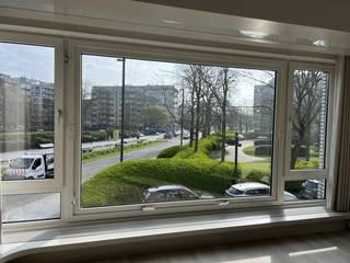 🏡 Te huur – Volledig gerenoveerd appartement met open zicht <br /><br />Dit lichtrijke appartement is gelegen op de eerste verdieping (lift) en geniet van een panoramisch zicht op een parkzone. Ingerichte keuken en moderne badkamer. Centrale ligging nabij winkels en openbaar vervoer.<br /><br />Het appartement beschikt over 2 slaapkamers, waarvan één met ingemaakte kasten. Ook de woonkamer is voorzien van praktische ingemaakte kasten, wat zorgt voor extra bergruimte. <br /><br />De volledig ingerichte keuken biedt alle comfort. Balkon. Verder is er een aparte wasplaats met ingebouwde wasmachine en droogkast.<br /><br />De badkamer is uitgerust met een moderne instapdouche.<br /><br />De ligging is bijzonder gunstig: in de onmiddellijke nabijheid van openbaar vervoer en buurtwinkels.<br /><br />Lasten en kosten gemene delen :90 euro/maand<br /><br />Troeven:<br />Volledig gerenoveerd<br />Open zicht op parkzone<br />2 slaapkamers<br />Ingemaakte kasten aanwezig<br />Volledig ingerichte keuken<br />Instapdouche<br />Inbouw wasmachine en droogkast<br />Energiezuinig (EPC: label B)<br />Individuele centrale verwarming op aardgas<br />Centrale ligging<br /><br />💼 Het appartement is beschikbaar vanaf 01/04/2026.<br /><br />ℹ️ Extra info:<br />1 appartement per verdiep<br />individueel verbruik W-G-E<br />Mogelijkheid tot het huren van een garage op wandelafstand<br /><br />📞 Interesse?<br />Voor meer informatie of een bezoek op afspraak:<br />🏢 Immobiliën Brouckaert<br />☎️ 059 80 85 02 - danny@brouckaert.be - www.brouckaert.be