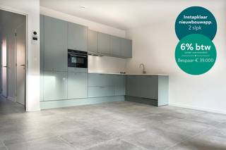 INSTAPKLAAR APPARTEMENT MET 2 SLAAPKAMERS – OVERDEKT TERRAS – 6% BTW MOGELIJK <br /><br />Dit instapklare en lichtrijke appartement in nieuwbouwproject Hof Berlamuze combineert eigentijds wooncomfort met een groene en rustige omgeving, op wandelafstand van de historische binnenstad van Lier. Het gebouw ligt aan de rand van het nieuw aangelegde binnengebied, met de voorgevel aan de Pettendonk en achteraan zicht op het autovrije, groene binnengebied dat recent werd aangeplant. <br /><br />De indeling is doordacht en praktisch: twee volwaardige slaapkamers, een open keuken en een lichtrijke leefruimte die harmonieus in elkaar overvloeien. De frisse muntkleurige keuken zorgt voor een subtiele, eigentijdse toets en is uitgerust met kwalitatieve toestellen en een werkblad in kwartscomposiet. Via het grote schuifraam stap je zo op het overdekte, inpandige terras. <br /><br />De badkamer is stijlvol ingericht en voorzien van een inloopdouche en een modern lavabomeubel. Het appartement is afgewerkt met kwalitatieve, onderhoudsvriendelijke materialen en uitgerust met energiezuinige vloerverwarming, wat garant staat voor een aangenaam warmtecomfort. <br /><br />Ondergrondse parking aanwezig. <br /><br />Verlaagd btw-tarief van 6% mogelijk – goed voor een besparing van € 39.000 (onder voorwaarden). <br /><br />Info of afspraak: www.hofberlamuze.be - wonen@fidesinvest.be - 03 232 54 00 