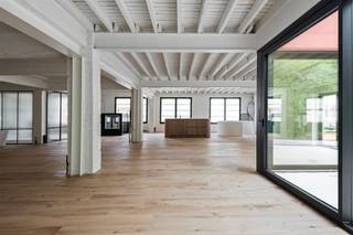 Achter een discrete inrit opent zich een verrassende wereld van ruimte, licht en karakter. Deze voormalige potloodfabriek werd in 2025...