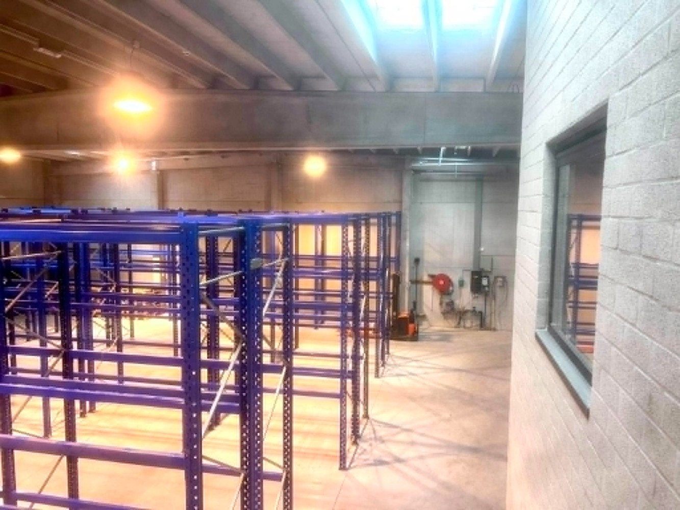 COMPLEET INSTAPKLAAR MAGAZIJN MET BUREEL 400 M2 EN PARKING - foto 5