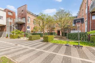 Dit recente appartement (2008) bevindt zich op de bovenste verdieping van de voormalige rijkswachtkazerne en geeft uit op een groene binnentuin...