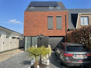 <p><span>PUURS | PRACHTIGE HALFOPEN NIEUWBOUW WONING MET 4 SLAAPKAMERS, 3 BADKAMERS, GROTE TUIN EN INPANDIGE GARAGE | EPC A |</span></p><p><span> </span></p><p><span>Indeling als volgt: gelijkvloers: oprit - garage met automatische sectionale poort - ruime inkomhal - gastentoilet - lichtrijke woonkamer met volledig geïnstalleerde, halfopen keuken - berging met aansluiting wasmachine - mooie tuin met terras. Eerste verdieping: overloop - master bedroom met dressing en badkamer 1 met ligbad, lavabomeubel en toilet - slaapkamer - badkamer 2 met ligbad, lavabo, toilet en aansluiting wasmachine. Tweede verdieping: twee slaapkamers - badkamer 3 met ligbad en dubbele lavabo. </span></p><p><span> </span></p><p><span>Extra troeven:</span></p><p><span>*Bouwvergunning voor zwembad.</span></p><p><span>*Bewoonbare oppervlakte 250m²</span></p><p><span>*Grondoppervlakte 1.000m²</span></p><p><span>*10 Zonnepanelen met batterij 5kW</span></p><p><span>*Vloerverwarming</span></p><p><span>*Aansluiting airco voorzien in woonkamer en slaapkamers</span></p><p><span>*Winterhuis / veranda in de tuin</span></p><p><span>*Elektriciteit / verlichting te bedienen met gsm</span></p><p><span>*Elektrische zonnescreens overal</span></p><p><span>*Ventilatiesysteem type D</span></p><p><span>*Natuurgebied achteraan het perceel</span></p><p><span> </span></p>