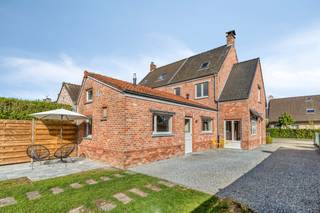 Are you looking for a house for sale in Zulte with a quiet location and a spacious garden? Then this family home at Groeneweg 23 in Zulte...