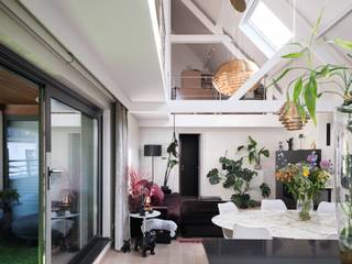 Bijzondere eigendom gelegen in een voormalige industriële katoenspinnerij.<br /><br />Het kleinschalige project, gelegen nabij het Zuid, is een voorbeeld van hoe industrieel erfgoed succesvol kan worden herbestemd tot woongelegenheden, met behoud van historische elementen.<br /><br />Het appartement onderscheidt zich door zijn volume en karakter. Met een bruto vloeroppervlakte van ca. 168 m² en een terras van ca. 11 m² biedt het appartement een unieke ruimtelijkheid.<br /><br />De hoge plafonds, het indrukwekkende dakgebinte en de vele raampartijen zorgen voor een bijzondere woonbeleving en overvloedige lichtinval.<br /><br />Het appartement beschikt onder andere over twee aparte slaapkamers en een bovengelegen multifunctioneel open volume (als gewenst verder te onderverdelen) Een extra troef is de gemeenschappelijke binnentuin, die zorgt voor een rustgevende en privatieve beleving. Aparte fietsenberging ter beschikking.<br /><br />Kortom: de perfecte uitvalsbasis voor wie op zoek is naar een unieke woonplek in een rustige omgeving.