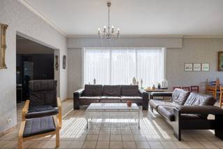 Deze gezinswoning met vijf slaapkamers bevindt zich op een toplocatie in een groene en rustige omgeving nabij Roeselare. Scholen, winkels en belangrijke verbindingswegen bevinden zich op korte afstand, terwijl ook het centrum vlot bereikbaar is met de fiets.Op het gelijkvloers komt u binnen via de inkomhal met gastentoilet. De ruime en lichtrijke leefruimte met open haard vormt het hart van de woning en biedt een gezellige sfeer. Aansluitend bevindt zich een afzonderlijke bureauruimte met directe toegang tot de inkomhal, ideaal voor een vrij beroep of thuiswerk. Verder beschikt de woning over een ingerichte keuken met eethoek, een dubbele garage, een praktische wasplaats en extra bergruimte.Op de eerste verdieping bevindt zich de nachthal die toegang geeft tot vijf volwaardige slaapkamers, waarvan twee voorzien zijn van een lavabo. De badkamer is uitgerust met een ligbad, douche en toilet. Daarnaast is er een zonnig terras aan de zuidzijde van de woning.Buiten geniet u van een zonnige, zuidgerichte tuin met veel privacy.Interesse? Bel Dewaele!De algemene voorwaarden van Dewaele DIY kunt u steeds raadplegen via dewaele.com.Dit pand is onderworpen aan de renovatieverplichting van de Vlaamse overheid voor residentiële gebouwen (behoudens bij sloop binnen 5 jaar na de aankoop). Consulteer voor meer informatie de website van het Vlaams Energie- en Klimaatagentschap via https://www.vlaanderen.be/een-woning-kopen/renovatieverplichting-voor-residentiele-gebouwenBestuursmaatregelen in het maatregelenregister: nee
