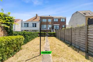 Deze ruime bel-étage is gelegen in een verkeersluwe straat op de Konterdam, nabij het centrum van Oostende. De woning is ruim en zorgvuldig onderhouden en biedt tal van mogelijkheden. <br /><br />Op het gelijkvloerse is er de ruime inkomhal met aansluitend de inpandige garage. Verder is er hier een toilet en een handige technische berging met o.a. aansluiting voor een wasmachine. <br /><br />De leefkamer biedt plaats aan een eet-en leefgedeelte. Aansluitend is er de functionele keuken.<br /><br />In totaal zijn er vier slaapkamers mogelijk (waarvan één op het gelijkvloerse) waardoor u ook hier tal van mogelijkheden heeft. De badkamer is uitgerust met een douche, lavabo en toilet. <br /><br />De ruime tuin is ingedeeld in een terras en grasgedeelte en ze is bereikbaar zowel vanop het gelijkvloerse alsook vanuit de leefkamer met een vaste trap.<br /><br />Bent u op zoek naar een ruime gezinswoning met tal van mogelijkheden op een toplocatie te Oostende? <br /><br />Aarzel dan niet en neem contact op voor meer info of een afspraak!<br /><br />