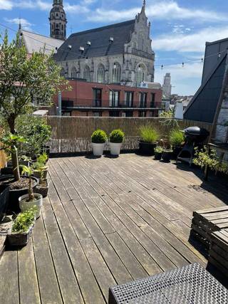 <strong>Opbrengsteigendom met 8 units en parkings op toplocatie in historisch centrum Antwerpen</strong><br /><br />Wij bieden u dit uitzonderlijk gelegen opbrengsteigendom aan in het hart van Antwerpen, op de hoek van de Gorterstraat en de Kleine Kraaiwijk. Deze unieke ligging combineert het beste van twee werelden: pal in het centrum, en toch verrassend rustig. Winkels, horeca, openbaar vervoer en alle stedelijke voorzieningen bevinden zich op wandelafstand.<br /><br />Het betreft een karaktervol historisch gebouw (bouwjaar ca. 1850) bestaande uit 8 appartementen, verdeeld over vier verdiepingen. De appartementen werden ca. 7 jaar geleden gerenoveerd en bevinden zich in goede staat van onderhoud, met aandacht voor comfort en energiezuinigheid.<br /><br />Het gebouw omvat twee appartementen per verdieping, waaronder een ruim en uniek penthouse op de bovenste verdieping met terras. Daarnaast zijn er twee autostaanplaatsen aanwezig, waarvan één momenteel dienstdoet als fietsenstalling en één verhuurd wordt samen met het penthouse.<br /><br />Alle units zijn verhuurd aan stabiele huurders, wat zorgt voor een onmiddellijk en aantrekkelijk rendement.<br /><br /><strong>Indeling:</strong><br /><br /><em><strong>Gelijkvloers:</strong></em><br /><br />2 appartementen (1 slaapkamer) van ca. 46 m² en 53 m² – EPC C<br /><br /><em><strong>1e verdieping:</strong></em><br /><br />Appartement met 2 slaapkamers (ca. 86 m²) – EPC C<br />Appartement met 1 slaapkamer (ca. 50 m²) – EPC B<br /><br /><em><strong>2e verdieping:</strong></em><br /><br />Appartement met 2 slaapkamers (ca. 86 m²) – EPC C<br />Appartement met 1 slaapkamer (ca. 50 m²) – EPC B<br /><br /><em><strong>3e verdieping:</strong></em><br /><br />Ruim penthouse (ca. 149 m²) met 2 slaapkamers – EPC C<br />Appartement met 1 slaapkamer (ca. 48 m²) – EPC C<br /><br /><strong>Huuropbrengst:</strong><br /><br />Totale maandelijkse huuropbrengst: € 7.560<br />Minimum 4% rendement<br /><br /><strong>Technische kenmerken:</strong><br /><br />Overal dubbele beglazing met hardhouten profielen<br />Collectieve verwarming (gas, condenserende ketel)<br />Onkosten voor water en verwarming via provisie<br />Gunstige EPC-scores (B en C)<br />Asbestattest in opmaak (geen vermoeden van asbest)<br /><br /><strong>Extra troeven:</strong><br /><br />Absolute topligging in historisch centrum<br />Rustige straat met weinig passage<br />Volledig verhuurd = onmiddellijk rendement<br />Recent gerenoveerde units<br />Interessante mix van 1- en 2-slaapkamerappartementen<br />Uniek penthouse als meerwaarde<br />Parkeermogelijkheden aanwezig<br /><br />Een zeldzame opportuniteit voor investeerders die op zoek zijn naar een stabiel en zorgeloos rendement op een toplocatie in Antwerpen.<br /><br />Interesse? Contacteer Ellen via Ellen@reds.be of op 0474 84 54 29 voor meer informatie of een bezoek ter plaatse.