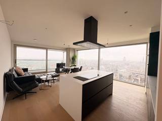 Quares - Group TREVI presenteert:<br />Welkom in de iconische Antwerp Tower. Dit stijlvolle 2-slaapkamerappartement op de 16e verdieping biedt een fenomenaal uitzicht over de stad en combineert comfortabel wonen met een centrale toplocatie in het hart van Antwerpen.<br /><br />Dankzij de grote raampartijen geniet u dagelijks van een indrukwekkend panorama en een overvloed aan natuurlijk licht.<br /><br />Het appartement beschikt over twee slaapkamers en twee badkamers, waarvan één slaapkamer voorzien is van een ensuite badkamer. Daarnaast is er een apart toilet en een praktische berging aanwezig in het appartement. <br /><br />De open keuken vormt samen met de leefruimte één aangenaam geheel en is volledig uitgerust met alle nodige toestellen, waaronder een vaatwasser, oven en andere moderne keukenvoorzieningen. Vanuit de leefruimte heeft u toegang tot het ruime terras, waar u volop kunt genieten van extra buitenruimte. Op dezelfde verdieping kan je ook gebruikmaken van een aparte bergruimte.<br /><br />Een tweepersoonsbed in de master bedroom, barkrukken, een zetel, salontafel, ronde tafel met stoelen, tv-meubel en TV zijn alvast voorzien.<br /><br />Het appartement is volledig instapklaar en onmiddellijk beschikbaar.<br /><br />Het gebouw beschikt bovendien over een conciërgebalie, wat zorgt voor extra comfort, veiligheid en een professionele ontvangst van bewoners en bezoekers.<br /><br />Een ondergrondse parkeerplaats dient verplicht bijgehuurd te worden aan €150 per maand, zodat u steeds verzekerd bent van een vlotte parkeeroplossing in het stadscentrum.<br /><br />Maandelijkse vaste kosten: €150.