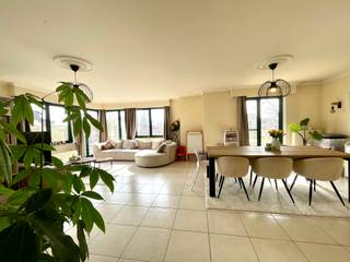 <p>Dit ruim en lichtrijk appartement in residentie Floréal is gelegen in de dorpskern van Evergem met garage, autostaanplaats en 3 terrassen.<br />Winkels, openbaar vervoer e.d. bevinden zich op wandelafstand.<br /><br />Het appartement omvat een inkomhal, bezoekerstoilet, heel ruime leefruimte, keuken met aansluitende berging, drie grote slaapkamers waarvan één slaapkamer een aansluitende douchekamer bevat, badkamer met ligbad, terrassen, ondergrondse garage en bovengrondse autostaanplaats. <br /><br /><strong>Beschikbaar per 01/07/2026</strong><br />Provisie gemeenschappelijke kosten: €100/ maand.<br /><br />Een bezoek kan uitsluitend worden aangevraagd via onze website: http://www.vastgoeddevos/te-huur, klik het pand aan en klik vervolgens op "Maak een afspraak".</p>