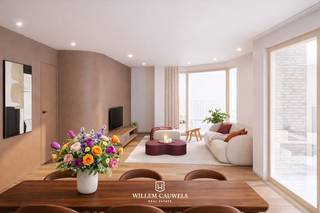 In de residentie Antoine, gelegen in de Kardinaal Mercierstraat te Heist, bevindt zich dit aangenaam en lichtrijk gelijkvloers appartement. De ligging is bijzonder centraal, op korte afstand van winkels, openbaar vervoer en de zeedijk.<br /><br />De leefruimte met open keuken en eetplaats geniet van veel natuurlijk licht dankzij de grote raampartijen en vormt een comfortabele plek om te wonen en te ontspannen. <br /><br />Verder beschikt het appartement over een volwaardige slaapkamer, een badkamer met inloopdouche, een aparte berging en een afzonderlijk toilet. Alles is praktisch ingericht met oog voor comfort en gebruiksgemak.<br /><br />Met een bruto oppervlakte van circa 72 m² is dit appartement een interessante keuze als vaste woonst, tweede verblijf of investering aan de kust. Een mooie opportuniteit op een goede locatie in Heist.<br /><br />Voor meer informatie over dit project contacteer Willem Cauwels: 050/89.27.70