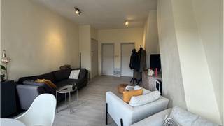 Lichtrijk en gezellig duplex-appartement te huur in het centrum Brugge = comfortabel en aangenaam wonen vlakbij de diverse modaliteiten die de Brugse binnenstad te bieden heeft. Een kleinschalig gebouw, geen bovenburen, optimaal lichtinval, leuke locatie.  **    **  Omvat een inkom, lichtrijke living, ingerichte keuken, 2 kamers waarvan 1 zeer ruime slaapkamer ( 33 m² ) met extra wastafel + meubel &amp; 1 bureel, badkamer met ligbad douche combi, wastafel &amp; toilet.    **  Kosten : + 20 euro  forfait algemene delen.  **  Mogelijkheid tot stallen van een fiets (  10 per fiets per maand ).  **    **  Beschikbaar  15 november 2025 (kan eventueel vroeger vrij zijn)