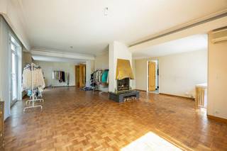 <p><span>Een appartement van dit formaat kom je zelden tegen. Met ca. 193 m² bewoonbare oppervlakte, een indrukwekkende leefruimte die alle ruimte biedt voor een royale zit- én eethoek, vier volwaardige slaapkamers en twee terrassen heb je hier alle troeven in handen om een echte droomwoning te creëren. Voeg daar de rustige ligging vlak bij het Rivierenhof en de optionele garagebox aan toe, en je hebt een unieke opportuniteit voor wie royaal wil wonen.</span></p><p><span>Ruimte die indruk maakt</span></p><p><span>Zodra je de inkomhal binnenstapt, voel je het meteen: dit is geen doorsnee appartement. De royale inkomhal met originele blokjesparket en marmeren vloer vormt de perfecte aanzet naar de indrukwekkende leefruimte van ca. 57 m². Dankzij de grote raampartijen baadt deze ruimte de hele dag in het natuurlijke licht, terwijl de originele blokjesparket en de sierschouw voor heel wat warmte en karakter zorgen.<br /><br />Vanuit zowel de leefruimte als de keuken stap je het terras aan de voorzijde op. Een heerlijke plek om de dag te starten met een kop koffie of om op een zonnige avond nog even buiten te genieten.<br /><br />De ruime keuken biedt vandaag alle basiscomfort, maar vormt tegelijk de ideale basis om een hedendaagse leefkeuken op maat te realiseren die perfect aansluit bij de royale leefruimte.<br /><br />Achteraan wacht nog een extra troef: een polyvalente ruimte van ca. 31 m². Deze ruimte richt je zo in als bureau, hobbyruimte, praktijk, speelkamer of extra leefruimte. Net die extra vierkante meters maken dit appartement zo uitzonderlijk.</span></p><p><span>Vier slaapkamers en ruimte voor iedereen</span></p><p><span>Ook aan slaapruimte geen gebrek. Achteraan bevinden zich vier volwaardige slaapkamers, allemaal rustig gelegen. De grootste slaapkamer beschikt over praktische ingemaakte kasten en geeft rechtstreeks uit op het tweede terras, waar je in alle privacy van een rustig moment geniet.<br /><br />De badkamer is opvallend ruim en uitgerust met een douche, dubbele lavabo, toilet en bidet. Daarnaast is er nog een apart gastentoilet aanwezig.<br /><br />Wie op zoek is naar een appartement met uitzonderlijk veel ruimte én de mogelijkheid om alles volledig naar eigen smaak te renoveren, vindt hier een unieke basis voor jarenlang woonplezier.</span></p><p><span>Groen wonen met alles binnen handbereik</span></p><p><span>De Morckhovenlei is al jaren een geliefde woonlocatie dankzij haar rustige, residentiële karakter en uitstekende bereikbaarheid. Op enkele minuten wandelen ligt het prachtige Rivierenhof, het grootste park van Antwerpen, waar je heerlijk kunt wandelen, sporten of gewoon genieten van het groen.<br /><br />Ook supermarkten, buurtwinkels, scholen en openbaar vervoer bevinden zich op wandelafstand. Met de fiets bereik je vlot het centrum van Antwerpen en ook de Ring ligt vlakbij, waardoor je snel in en uit de stad rijdt. De combinatie van rust, ruimte en een uitstekende ligging maakt dit appartement bijzonder aantrekkelijk voor gezinnen en iedereen die royaal wil wonen.</span></p><p><span> </span></p>