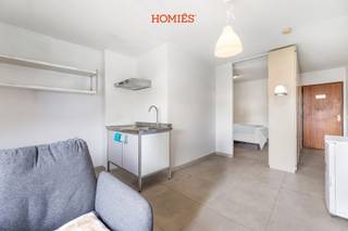 Met veel plezier stellen wij u deze gezellige studio voor, gelegen op de Prosper Poulletlaan 5 in een verzorgde residentie. Dankzij de nabijheid...