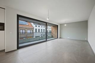 Nieuwbouwappartement met 1 slaapkamer en garage! Dit betreft een volledig afgewerkt & geschilderd nieuwbouwappartement dat klaar is voor eerste...