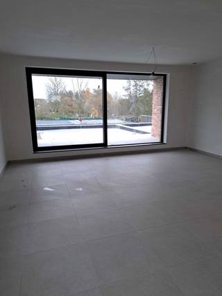 Te huur vanaf midden 02/2026 :<br />Kemzeke, Kwakkelstraat, <br />prachtig, nieuwbouw energiezuinig duplex appartement met 3 slaapkamers en terras met zicht op de velden. <br />1e ingebruikname ! Volledig instapklaar.<br /><br />Op de 1e verdieping bestaat de indeling uit een lichte, ruime woonkamer met schuifraam dat onmiddellijk toegang geeft tot het terras. Open keuken voorzien van een inductiekookplaat, vaatwasmachine, combi-oven en ingebouwde koelkast met diepvries. <br /><br />De 3 slaapkamers zijn bereikbaar via een trap naar de 2e verdieping. Een badkamer met ruime inloopdouche, aparte WC en wasplaats voor wasmachine/droogkast bevinden zich eveneens op deze verdieping.<br /><br />Dmv een energiezuinige warmtepomp is er in alle ruimtes vloerverwarming voorzien. Regenwater recuperatie voor WC en wasmachine, een ventilatiesysteem type D en zonnepanelen zijn eveneens voorzien.<br />Overal vaste armaturen, zonwerend glas, instapklaar geschilderd<br />Het appartement beschikt over een individuele fietsenberging en carport, incl voorzieningen om te laden.<br />Achteraan het gebouw kan er gebruik gemaakt worden van de gemeenschappelijke tuin.<br /><br />Voor meer info : 0487 53 81 84