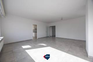 Découvrez ce magnifique appartement de deux chambres récemment rénové, situé au quatrième étage de la Résidence Aline. Avec une surface généreuse de 110 m², ce paradis de l'habitat offre beaucoup d'espace et de confort. Vous profiterez d'un salon spacieux et lumineux où vous pourrez vous détendre. Vous disposez également d'un local à vélos et d'une cave, idéaux pour un rangement supplémentaire. Avec son excellent rapport qualité/prix, c'est l'occasion rêvée d'acquérir votre nouvelle maison ! N'attendez pas plus longtemps et prenez rendez-vous pour une visite bientôt. C'est l'opportunité que vous attendiez !<br /><br />