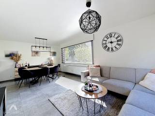 <p>Uiterst rustig gelegen en instapklare woning bestaande uit een inkomhal met apart gastentoilet, een gezellige en lichtrijke leef- en eetruimte en een open, volledig uitgeruste keuken. Vanuit de keuken is er toegang tot de droge kelder. Aansluitend vindt u het aangename terras en de gezellige tuin met tuinhuis. Op de eerste verdieping bevinden zich twee slaapkamers en een ruime badkamer voorzien van een inloopdouche, ligbad, dubbele lavabo, toilet en aansluiting voor was- en droogmachine. Via een vaste trap bereikt u de afgewerkte zolder die perfect kan dienen als derde slaapkamer, maar momenteel gebruikt wordt als polyvalente ruimte.</p>
<p>Troeven:</p>
<ul>
<li>Voorzien van 12 zonnepanelen</li>
<li>PVC ramen met dubbelglas</li>
<li>Elektrische rolluiken</li>
<li>Mooie afgewerkte en lichtrijke woning</li>
<li>Ruime badkamer</li>
<li>Gezellige tuin met terras</li>
<li>Uiterst rustige locatie doch nabij alle noodzakelijke voorzieningen</li>
<li>Regenwaterput van 5000l</li>
</ul>
<p>Deze woning is te koop ZONDER makelaar via het concept van Smart Houses! Verdere inlichtingen of bezoek? Contacteer rechtstreeks de eigenaar via 0497/62.22.10</p>