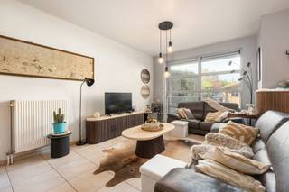<p>Dit appartement aan de Antwerpse Steenweg combineert comfortabel en praktisch wonen met een centrale ligging in Antwerpen. Dankzij de gelijkvloerse indeling en de private tuin geniet je hier van extra wooncomfort en een aangename buitenruimte. De ruime leefruimte zorgt voor veel mogelijkheden om gezellig te wonen en gasten te ontvangen. Met drie slaapkamers is dit appartement ideaal voor gezinnen, koppels of wie extra ruimte zoekt voor hobby of bureau. Winkels, openbaar vervoer en dagelijkse voorzieningen bevinden zich vlakbij, waardoor alles binnen handbereik ligt.</p>

<p>Belangrijkste ruimtes:<br />• Ruime living met aangename leef- en eetruimte<br />• Praktische keuken met aansluiting op de leefruimte<br />• Slaapkamer met voldoende plaats voor een dubbel bed en kastruimte<br />• Slaapkamer, ideaal als kinder-, logeer- of bureauruimte<br />• Slaapkamer geschikt als extra slaapkamer of hobbyruimte<br />• Badkamer uitgerust met douche en enkele wastafel<br />• Apart toilet<br />• Eigen tuin met ruimte om buiten te genieten</p>

<p>Troeven:<br />• Gelijkvloers appartement met private tuin<br />• Comfortabele en praktische indeling met 3 slaapkamers<br />• Centrale ligging in Hoboken met alles dichtbij</p>

<p>Neem vandaag nog contact op met je ERA-makelaar voor een bezoek. JOUW DROOMAPPARTEMENT. ZO GEVONDEN!</p>