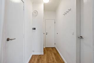 <p>Welkom in dit gezellige appartement gelegen in Merksem. Dit lichtrijk 2-slaapkamer dakappartement biedt een ideale woonplek voor starters. Het appartement is ingedeeld met een inkomhal, woonkamer met open keuken, twee slaapkamers waarvan één doorloopkamer en een doucheruimte. De keuken is praktisch ingedeeld met kunststof werkblad ruimte, elektrische kookfornuis en een koelkast. De badkamer is ingericht met douche, lavabo en toilet. Vanuit het raam geniet u van een mooi stedelijk uitzicht. De ligging is uitstekend - u bent dicht bij lokale winkels, restaurants, openbaar vervoer en alle voorzieningen. Dit appartement vormt een perfecte investeringsmogelijkheid of je ideale eerste eigen plek met een prima locatie. Gemeenschappelijke lasten ca. € 80/ maand.</p><p>Bijzonderheden:</p><ul><li>Licht appartement/ dakappartement met verzicht</li><li>Zeer goede bereikbaarheid</li><li>Lift in het gebouw aanwezig</li></ul>