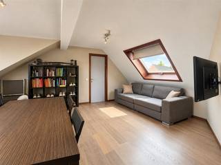 Topper! Indeling: open leefruimte met keuken, badkamer met douche en toilet, 1 slaapkamer. Verder is er nog een berging aanwezig. Verder is er een mogelijkheid om een afgesloten garagebox bij te kopen voor 25.000Euro. Ideaal als investering! Voor meer info of een bezoek mail naar info@property-vastgoed.be