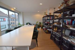 Deze aangename en functionele kantoorruimte van 65 m² is gelegen te Bissegem, op een absolute topligging vlak naast de R8 en op enkele minuten van de luchthaven Kortrijk–Wevelgem. Ideaal voor zelfstandigen of ondernemers die vlot bereikbaar willen zijn.<br /><br />U komt terecht in een praktische en comfortabele werkomgeving met:<br />- een ruime kantoorruimte<br />- een privéberging<br />- een privétoilet<br />- bijkomend een gemeenschappelijk toilet<br />- een gemeenschappelijke keuken<br />- een gemeenschappelijke doucheruimte<br /><br />De ligging garandeert een uitstekende bereikbaarheid en maakt dit pand bijzonder interessant voor professionele activiteiten die zichtbaarheid en mobiliteit vereisen.<br /><br />Extra troef: het verbruik van gas en elektriciteit is inbegrepen in de maandelijkse huurprijs.<br /><br />Klinkt dit als de ideale uitvalsbasis voor uw onderneming?<br />Aarzel niet en contacteer ons voor meer info of een bezoek ter plaatse.<br /><br />Beschikbaarheid: 01/04/2026<br />Huurprijs: 950 EUR/maand+ 150 EUR/maand vaste kosten (gas, water, elektriciteit)<br />Adres: Tuinwijklaan 4, 8501 Bissegem<br />Onze referentie: DEV4917<br />3 maanden huurwaarborg + onroerende voorheffing ten laste van de huurder<br />Commissie verhuurkantoor: 1 maand huur + btw<br />Kost registratie ten laste van de huurder