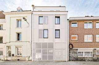 <p>Pal in het centrum van Doornik – Residentie De Lille: een modern kwalitatief nieuwbouwproject met 13 appartementen. <br /><br />Ruim, licht en afgewerkt met duurzame kwaliteitsmaterialen, zuidgerichte terrassen met zicht op de kathedraal. <br />Stijlvolle afwerking en dit op een toplocatie: dé perfecte investering in jouw toekomst.<br /><br />De appartementen zijn voorzien van een moderne look, vloerverwarming, dubbele beglazing en ruime terrassen. Dankzij de centrale ligging vlak bij de markt geniet je van alle voorzieningen binnen handbereik.<br />Mogelijkheid aankopen ondergrondse staanplaatsen en bergingen. <br /><br />Verlaagd btw-tarief van 6% (mits voldoen aan de voorwaarden) mogelijk – een unieke kans om betaalbaar te investeren in kwalitatief wonen!<br /><br />Voor meer informatie en/of bezoekje, contacteer ons op guido@immobeguin.be</p>
