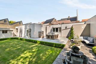 Een VOLLEDIG UITGERUST handelspand met winkelruimte, atelier en een aparte RUIME WONING. TOPGELEGEN vlakbij het centrum van Meulebeke met parkeergelegenheid voor de deur. Indeling handelspand: Perfect uitgeruste, ruime winkelruimte met koeltoog en bijhorende koelcel, goed onderhouden werkplaatsen, opslagruimte, een koel- en vriescel en een praktische wasplaats. Indeling woning: Gezellige woon- en eetkamer met open, volledig geïnstalleerde keuken, een bureauruimte en een zonnige, grote tuin met terras en tuinberging.Op de eerste verdieping bevindt zicht een nachthal die toegang biedt tot vijf ruime slaapkamers en een volledig uitgeruste badkamer. Een unieke kans voor wie wonen en werken wil combineren. TROEVEN: commerciële ligging, parkeergelegenheid voor de deur en top onderhouden. Bezoek na afspraak: info@immobeguin.be