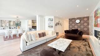 Uitzonderlijk ruim en hedendaags appartement van 163 m² op topligging – Dumortierlaan<br /><br />In een stijlvolle residentie (bouwjaar 2010) bevindt zich dit uitzonderlijke appartement met een bewoonbare oppervlakte van maar liefst 163 m². Gelegen op de prestigieuze Dumortierlaan, op wandelafstand van winkels, restaurants en het strand, combineert dit appartement ruimte, comfort en luxe in het hart van Knokke.<br /><br />Het appartement verwelkomt je via een inkomhal met vestiaire en gastentoilet. De lichtrijke leefruimte met open haard en een indrukwekkende gevelbreedte van 11 meter biedt een warme en elegante sfeer. De open eetruimte sluit aan op een volledig uitgeruste keuken met alle moderne comfort (met o.a. Falcon fornuis). Aan de voorzijde bevinden zich twee charmante terrasjes.<br />Aansluitend is er een praktische berging met aansluiting voor wasmachine en droogkast.<br /><br />De ruime master bedroom beschikt over tal van ingemaakte kasten, een aparte dressing en een luxueuze badkamer met ligbad, dubbele lavabo en toilet. De tweede slaapkamer heeft een knusse bureelhoek en biedt plaats voor zowel een dubbel bed als een stapelbed. Deze kamer heeft een eigen badkamer met lavabo en bad. De derde slaapkamer heeft toegang tot een aparte douchekamer met lavabo. Alle slaapkamers geven uit op het terras aan de achterzijde, waar automatische rolluiken voor extra comfort zorgen.<br /><br />Bij het appartement horen twee private kelders en twee fietshaken.