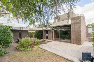Deze ruime architecturale woning werd gebouwd in 1978 door architect De Beule en is gelegen in een rustige straat op een mooi perceel van 760m². <br />De bewoonbare oppervlakte van deze unieke woning bedraagt 266 m² en is verdeeld als volgt :<br />Bij het binnenkomen hebben we langs de rechterkant een gastentoilet en wasplaats. Verder komen we in de lichtrijke eetkamer gekenmerkt door de boog rondom de eettafel en de ruime leefruimte op verlaagd niveau. Via het schuifraam bereiken we het terras en de zuidgerichte tuin.<br />Naast de eetruimte bevindt zich de halfopen keuken ingericht met toestellen.<br /><br />De woning heeft verder drie ruime slaapkamers met veel lichtinval, een ruime badkamer, douchekamer en apart toilet. Er is ook een bureauruimte voorzien van voldoende natuurlijk licht.<br />De woning heeft ook een kelder en garage met automatische poort.<br /><br />Centrale verwarming op aardgas en 12 zonnepanelen aanwezig.<br /><br />Voor meer info -> xavier@makelaarshuys.be / 0468 31 17 51