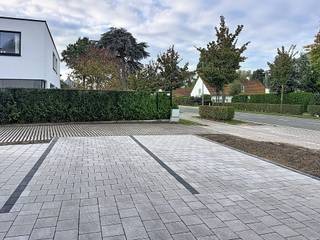 In het charmante Deurle, deelgemeente van Sint-Martens-Latem, bevindt zich dit stijlvolle nieuwbouwappartement op de eerste verdieping, waar hedendaagse architectuur, hoogwaardige afwerking en optimaal wooncomfort samenkomen.<br />Het appartement is zowel via de trap als met de lift bereikbaar en verwelkomt u in een lichtrijke, royale leefruimte met een aangenaam gevoel van openheid. Grote raampartijen zorgen voor een overvloed aan natuurlijk licht en creëren een mooie verbinding met het terras.<br />De elegante open keuken vormt een harmonieus geheel met de leefruimte en is volledig uitgerust met kwalitatieve inbouwtoestellen. De verfijnde materiaalkeuze en doordachte indeling dragen bij aan een stijlvolle en comfortabele woonbeleving.<br />Het appartement beschikt over drie volwaardige slaapkamers, een stijlvolle badkamer met dubbele wastafel en toilet, een afzonderlijke douchekamer en een gastentoilet. Elke ruimte werd ontworpen met bijzondere aandacht voor comfort, functionaliteit en een tijdloze uitstraling.<br />Ook op het vlak van duurzaamheid voldoet deze eigendom aan de hedendaagse verwachtingen. Een warmtepomp, vloerverwarming, zonnepanelen en een ventilatiesysteem type D zorgen voor een energiezuinig en aangenaam binnenklimaat.<br />Het terras biedt een heerlijke plek om in alle rust van het buitenleven te genieten. Twee privatieve parkeerplaatsen en een praktische fietsenberging vervolledigen het geheel.<br />De residentiële ligging in Deurle combineert de charme van een groene woonomgeving met een uitstekende bereikbaarheid van Gent, Deinze en de omliggende gemeenten.<br />Een bijzonder aantrekkelijk appartement voor wie op zoek is naar een stijlvolle, energiezuinige en comfortabele woonomgeving op een gegeerde locatie.