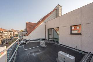 Op een uitstekende ligging in de Paul Parmentierlaan, op wandelafstand van het bruisende commerciële hart van Knokke, bevindt zich dit...
