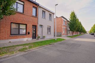 Deze ruime en instapklare woning werd de voorbije jaren volledig en grondig aangepakt. Ook de voor- en achtergevel werden vernieuwd.<br />De lichtrijke leefruimte met open keuken is voorzien van een extra lichtkoepel, waardoor er bijzonder veel natuurlijk licht binnenvalt en het hier aangenaam vertoeven is. Via het grote schuifraam bereik je de onderhoudsvriendelijke tuin met kunstgras en terras. <br />Achteraan de tuin bevindt zich een grote bergruimte/tuinhuis. Ideaal voor fietsen, vuilbakken,... Hier is een doorgang voorzien die leidt naar een aparte, ruime garage die optioneel en afzonderlijk kan worden aangekocht.<br />Op het gelijkvloers zijn er naast de leefruimte en keuken ook een aparte bureauruimte, een praktische berging en een afzonderlijk toilet aanwezig.<br />Op de eerste en tweede verdieping bevinden zich de slaapkamers en de dressing. De dressing vormt een praktische doorloop naar de vaste trap die toegang geeft tot de derde slaapkamer.<br />Verder beschikt de woning over een ruime badkamer met bad, douche en toilet, met aansluitend een praktische wasruimte.<br />De woning is uitgerust met 14 zonnepanelen, airconditioning en heeft een EPC-label A met een score van 76. Daarnaast is er een waterput van 5.000 liter en een droge kelder.<br />De woning is rustig gelegen, nabij groen, winkels en belangrijke invalswegen. <br />Een ruime, energiezuinige en instapklare woning met heel wat comfort en mogelijkheden!<br />Meer informatie of een bezoek?<br />info@rosiersderidder.be | 052/41.41.94<br />Referentie: 5737