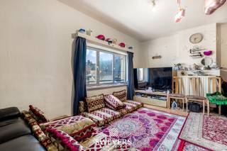 Interesse? Meer informatie op www.SWEVERS.be. - Dit karaktervolle appartement op de 4e verdieping in de Minderbroedersstraat 48 in hartje Hasselt biedt 91 m² bewoonbare oppervlakte, met een ruime leefruimte van 24,82 m², een aparte keuken en 2 slaapkamers. Gebouwd in 1937, maar voorzien van nieuwe pvc-ramen met hoogrendementsglas (2025). Het appartement is op te frissen en biedt veel potentieel voor persoonlijke inrichting of waardeverhogende renovatie.<br /><br />De topligging in het centrum van Hasselt betekent dat winkels, restaurants en openbaar vervoer op wandelafstand liggen. Het gebouw beschikt over een lift. Momenteel is het appartement verhuurd aan 550 euro/maand zonder gemeenschappelijke kosten. Kortom is dit een uitstekende investering of een ideale eerste eigen stek aan een zeer aantrekkelijke aankoopprijs. <br /><br />Plan snel een bezichtiging en laat je betoveren door de talloze mogelijkheden van deze woning! Wij helpen je maar al te graag verder tijdens een persoonlijke rondleiding. tel. 011 255 155. Bron bewoonbare oppervlakte: EPC – verslag.