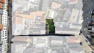 Voor een bezoek of meer info bel 053 59 49 32 - BUITENKANS - In één van de meest iconische straatjes van Aalst bevindt zich dit terrein. Het...