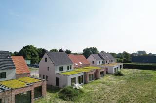 Deze nieuwbouwwoning met 5 slaapkamers en een bewoonbare oppervlakte van ca. 236 m² is gelegen op een perceel van 918 m². De woning maakt deel uit...